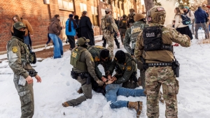 Agentes del ICE matan a una persona de varios disparos en Minneapolis