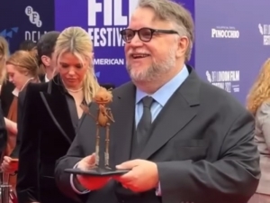 Guillermo del Toro anuncia becas por diez años más en homenaje a su madre