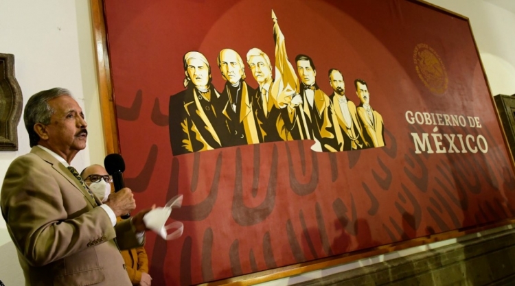 Alcalde de Culiac&aacute;n, expone mural con AMLO al centro de h&eacute;roes nacionales