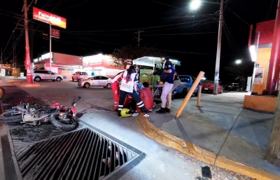 Motociclista result&oacute; herido en accidente vial en la colonia Loma Bonita