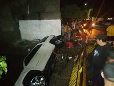 Se desborda canal y arrastra Suburban con todo y conductor, en Culiac&aacute;n