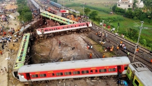 M&aacute;s de 280 muertos y 900 heridos en un accidente m&uacute;ltiple de trenes en la India