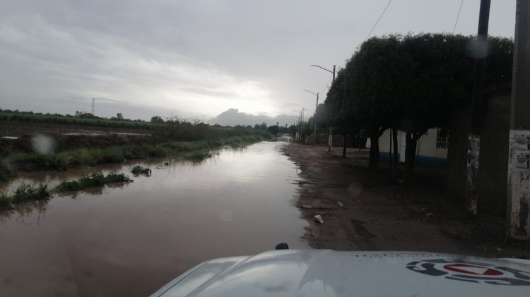 Basura arrastrada por la lluvia causa desbordamiento de dos drenes en Culiacán, PC municipal