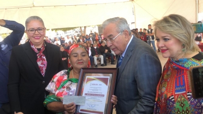 Entrega del premio al mérito social “Agustina Ramírez” para Petra Leyva mujer indígena de la comunidad de los Rarámuris.