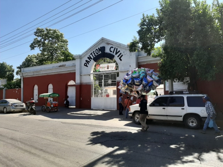 Nueve personas mueren por Covid-19 el Día de Muertos en Sinaloa