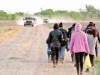 Veh&iacute;culos de la Patrulla Fronteriza se acercan a familias de migrantes que solicitan asilo tras cruzar el R&iacute;o Grande en Pe&ntilde;itas, Texas.