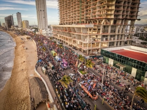 M&aacute;s de 550 mil personas disfrutan el primer gran desfile del Carnaval Internacional de Mazatl&aacute;n 2026