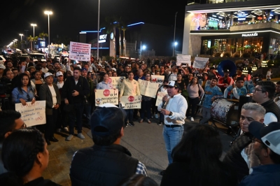 Universitarios se manifiestan ante el Presidente López Obrador en Mazatlán