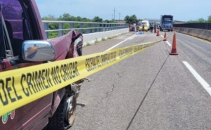 Muere jornalero en choque carretero de tr&aacute;iler a camioneta, en Elota