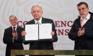 AMLO env&iacute;a solicitud de consulta para enjuiciar a expresidentes al Senado