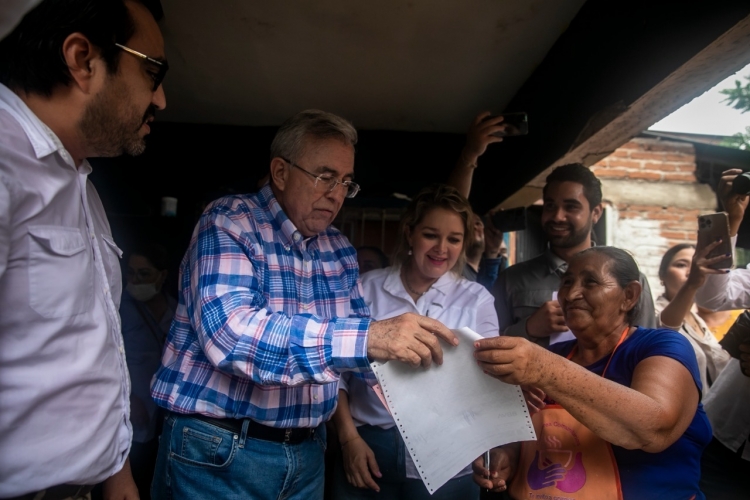 &iexcl;Generoso! Cheque de 5 mil pesos entrega Rocha a familias damnificadas