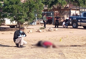 Abandonan cuerpo de un hombre asesinado en una cancha de basquetbol, en Culiacán