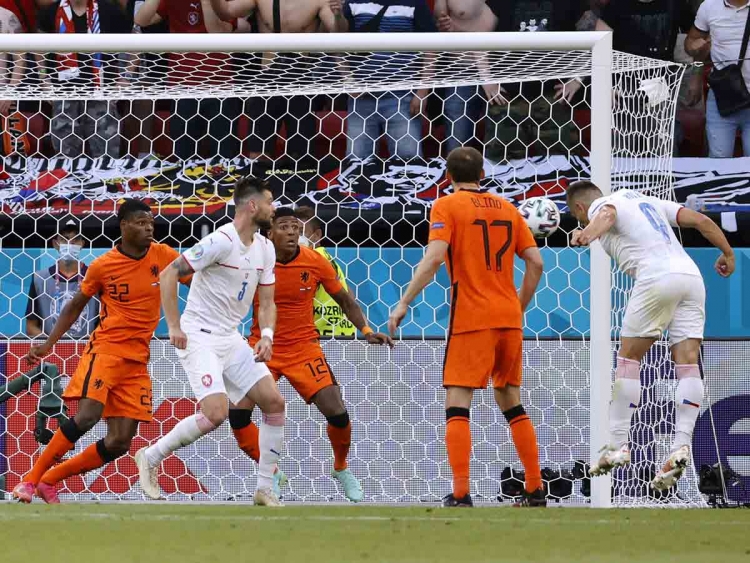 Los checos dan la sorpresa al eliminar a Holanda