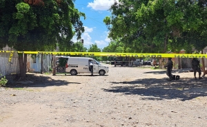 Gatilleros entran a una casa y asesinan a balazos a un menor de edad en la Colonia Pemex, en Culiac&aacute;n; hay otro joven herido