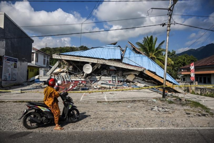 Sismo de 7.7 en Indonesia: van 53 muertos y m&aacute;s de 5 mil evacuados