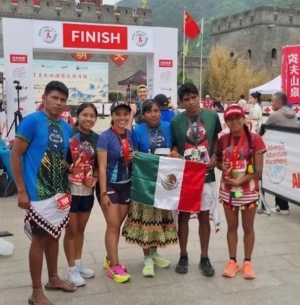 Atletas ind&iacute;genas rar&aacute;muri y mixteca triunfan en el 23 Marat&oacute;n de la Gran Muralla China
