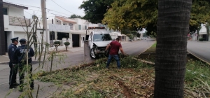Mujer pierde control del volante y choca contra poste y árboles de camellón, en Culiacán