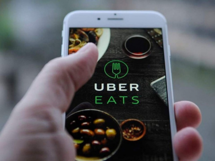 Uber lanza en EU servicio de reparto de comida con coches autónomos