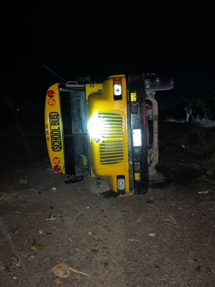 Vuelca cami&oacute;n de trabajadores agr&iacute;colas en la carretera La 20