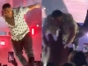 Eduin Caz desata las burlas en concierto en Chicago; se lanza al p&uacute;blico y nadie lo atrapa