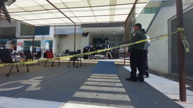 Abandonan el cad&aacute;ver de un hombre a las puertas de cl&iacute;nica privada, en Culiac&aacute;n