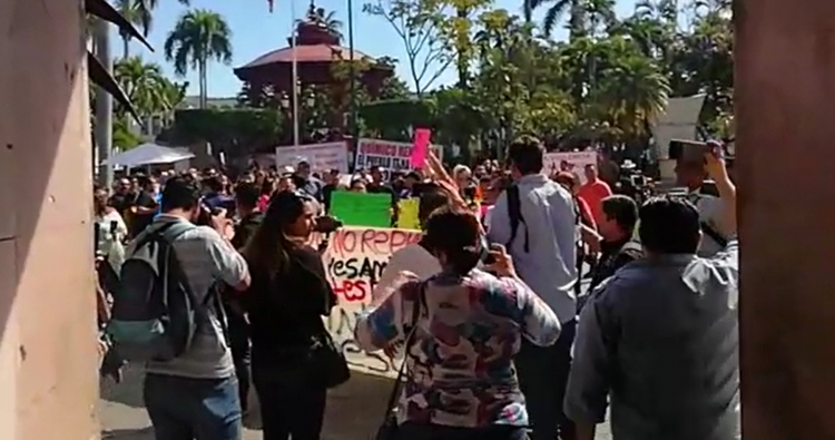 Que les dé la cara, ambulantes exigen al Químico Benítez, en Mazatlán
