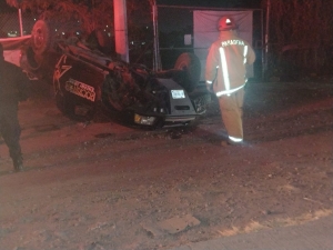 Familia sufre tremenda volcadura en camioneta en La Costerita
