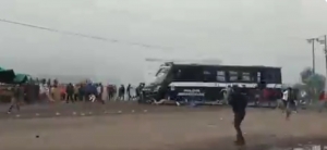 Les pasan por encima a normalistas con cami&oacute;n policial en Michoac&aacute;n