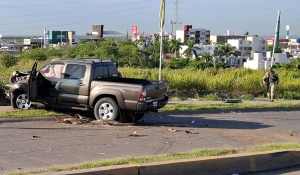Aparatoso choque de camioneta contra palmera causa da&ntilde;os materiales en Lomas de San Isidro, en Culiac&aacute;n
