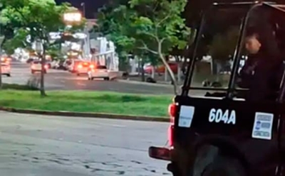 Frente a su esposa, levantan a conductor de una camioneta en Pradera Dorada, Culiac&aacute;n