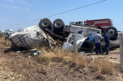 Conductor de tráiler queda lesionado en volcadura en Costa Rica