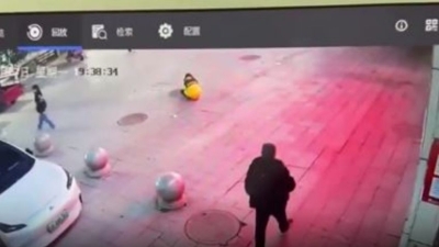 Ni&ntilde;a arroja un cuete a una alcantarilla y la violenta explosi&oacute;n la lanza por los aires en China