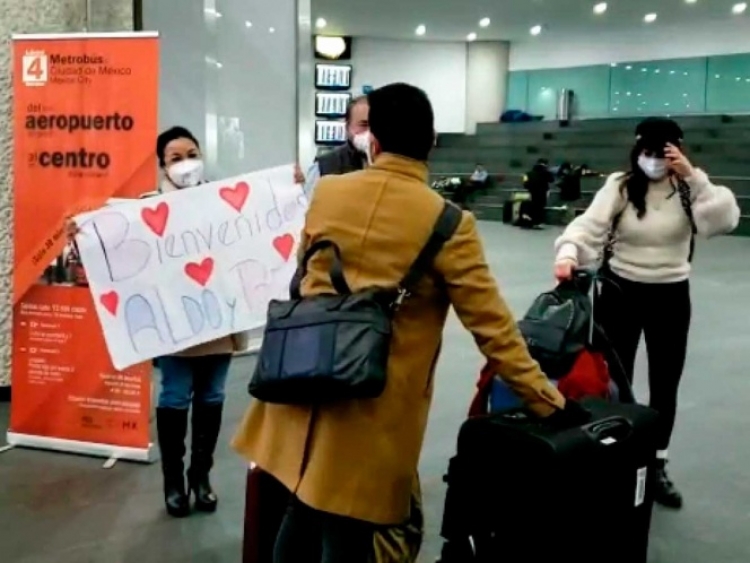 Cerca de 100 mexicanos regresan al país tras estar varados en Europa