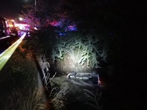 Joven pareja se precipita al canal Recursos; él muere