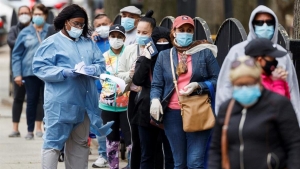 Permite EU a vacunados reunirse ya sin cubrebocas ni sana distancia