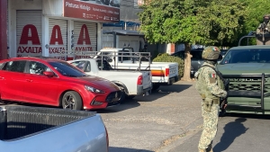 Civiles armados balean vehículos de un taller mecánico en la colonia Hidalgo, Culiacán