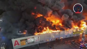 Feroz incendio arrasa con enorme centro comercial en Varsovia, Polonia, con más de mil locales