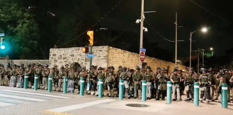 Texas levanta muro militar por protestas; Trump mantiene control castrense en California
