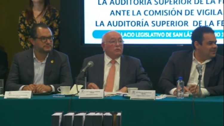En Ciudad de M&eacute;xico: Diputados sacuden y &lsquo;gritonean&rsquo; a titular de la ASF en San L&aacute;zaro