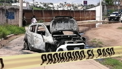 Un auto cargado de balas y cargadores arde en llamas en la Lomita