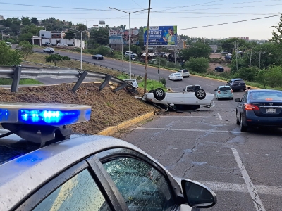 Una familia result&oacute; herida tras volcadura en la avenida &Aacute;lvaro Obreg&oacute;n en la colonia Francisco Alarc&oacute;n