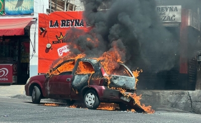 El fuego consume en su totalidad a un auto en la Colonia 5 de Mayo, en Culiac&aacute;n