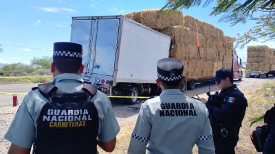 Chofer de camión refrigerado muere prensado en choque en autopista Culiacán-Mazatlán
