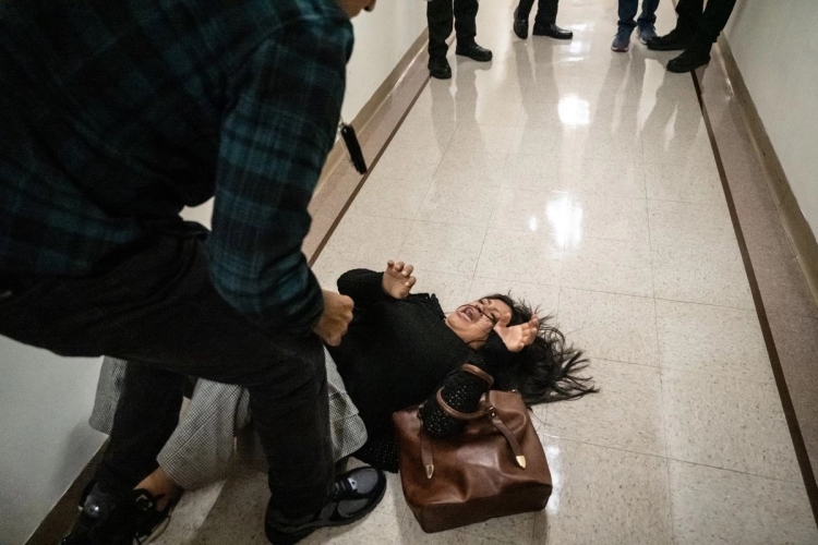 Agrede agente federal estadounidense al lanzar al suelo a la esposa de un inmigrante ecuatoriano en NY
