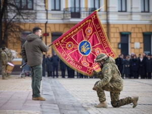 Zelenski se conmueve en aniversario de la guerra contra Rusia y conmemora a soldados