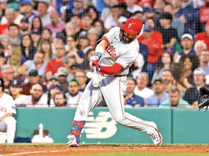 Schwarber pega dos jonrones; los Phillies mandan y ganan 4-1 a los Red Sox