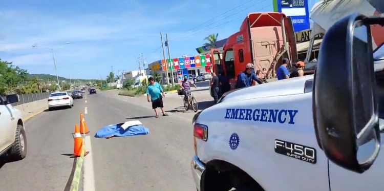 Trabajador de vulcanizadora muere al explotarle una llanta de un tráiler, en Mazatlán