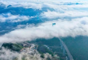 China inaugura el puente m&aacute;s alto del mundo; une un ca&ntilde;&oacute;n en s&oacute;lo 2 minutos