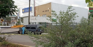 Conductor de una Caravan muere en choque contra un poste, en Mazatlán