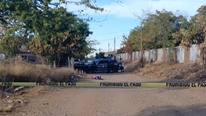 ¡Encobijado! Abandonan cadáver atrás de escuela primaria en la López Mateos, Culiacán